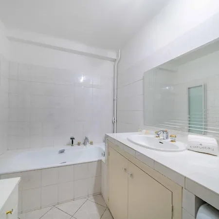 Apartamento Pleasant 2 Bedroom Close To The Center Of *